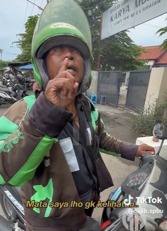 ojol paruh baya dorong motornya mogok hingga ngos ngosan berujung nangis ada apa