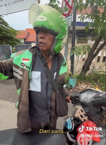 ojol paruh baya dorong motornya mogok hingga ngos ngosan berujung nangis ada apa