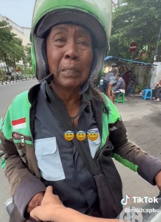 ojol paruh baya dorong motornya mogok hingga ngos ngosan berujung nangis ada apa