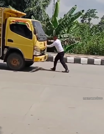 beri instruksi truk putar arah petugas dishub tak dihiraukan nyaris dilindas