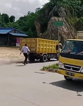 beri instruksi truk putar arah petugas dishub tak dihiraukan nyaris dilindas