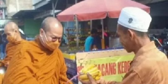 Momen Istimewa Antar-Umat di Tengah 32 Biksu Jalan Kaki Thailand-Borobudur