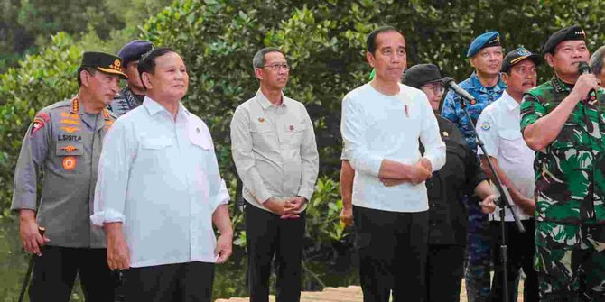 Bersama Jokowi, Heru Budi Tanam Bibit Bakau Guna Melestarikan Kawasan Mangrove