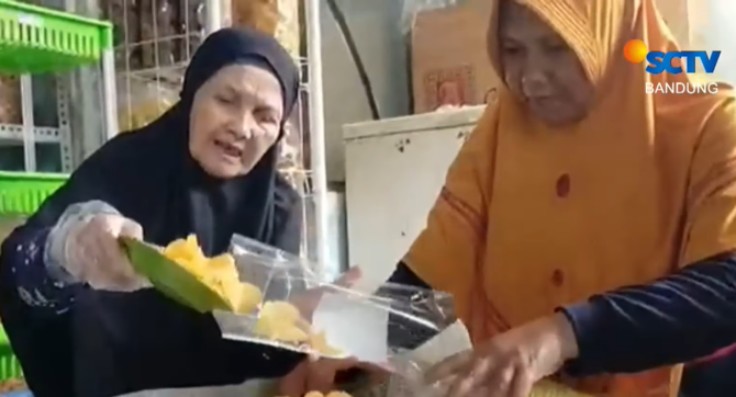 kisah pilu nenek 73 tahun tunggu giliran haji nabung hasil jualan keripik