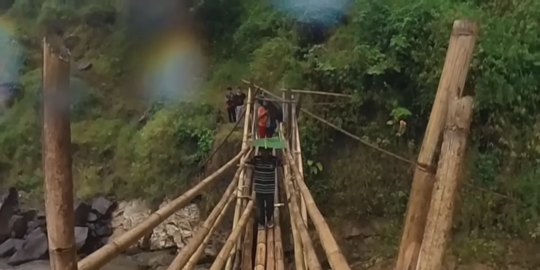 Warga Bertaruh Nyawa, Intip Ekstremnya Jembatan Penghubung di Pelosok Cianjur-Garut