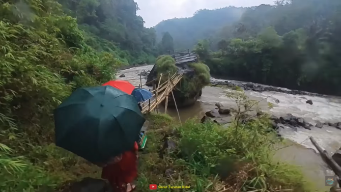 warga bertaruh nyawa intip ekstremnya jembatan penghubung di pelosok cianjur garut