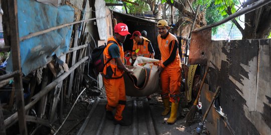 Petugas PPSU Bongkar 50 Bangunan dan MCK Liar di Jalan Ahmad Yani