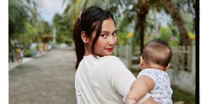 Gemas! Potret Terbaru Anak Indah Permatasari & Arie Kriting, Kini Menginjak 8 Bulan