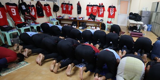 Intip Pemain Timnas Indonesia Salat Berjemaah di Ruang Ganti Sebelum Final SEA Games