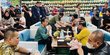 Momen Jokowi Traktir Menteri Makan Durian Rayakan Kemenangan Timnas U-22 di Sea Games