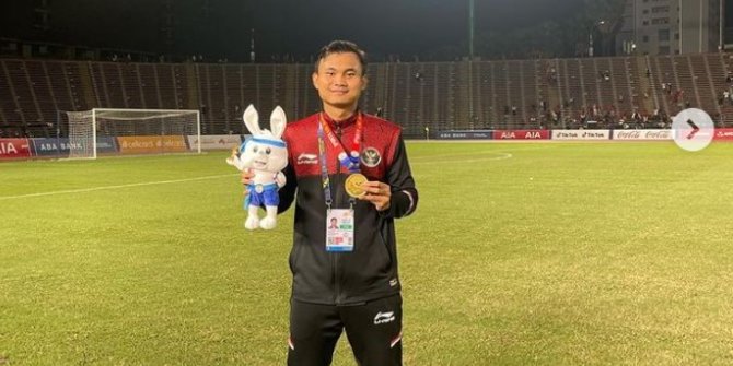 Sosok Komang Teguh, Sempat Adu Jotos sama Kiper Thailand Kini Senyum Gigit Medali