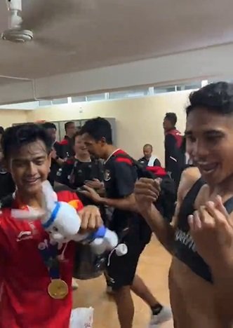 kehebohan pemain timnas di ruang ganti