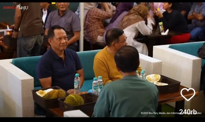 jokowi makan durian