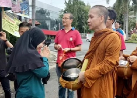 potret hangat warga pantura jawa barat sambut biksu thailand