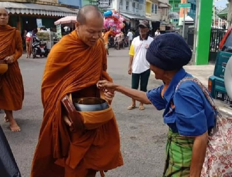 potret hangat warga pantura jawa barat sambut biksu thailand