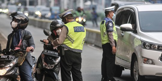 Polisi Kembali Berlakukan Tilang Manual, Ini Alasannya | Merdeka.com