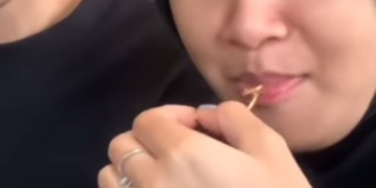 Viral Video Pria Beri Hadiah Kalung Emas ke Pacar, Caranya Unik Curi Perhatian