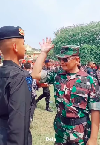 anak jadi brimob polri ayah tni datangi pelantikan lalu beri tamparan bolak balik