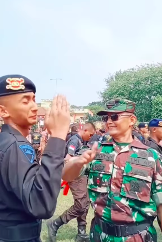 anak jadi brimob polri ayah tni datangi pelantikan lalu beri tamparan bolak balik