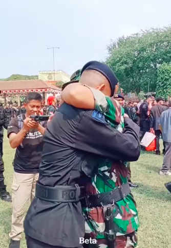 anak jadi brimob polri ayah tni datangi pelantikan lalu beri tamparan bolak balik