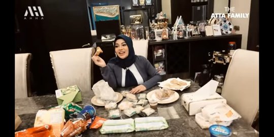 Potret Atta Halilintar Siapkan Banyak Makanan Untuk Aurel Hermansyah yang Lagi Ngidam