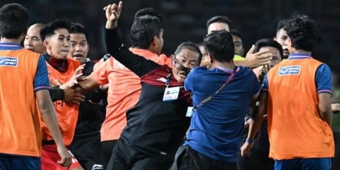 VIDEO: Ofisial Thailand Nangis Minta Maaf Peluk Kombes Sumardi Manajer Timnas