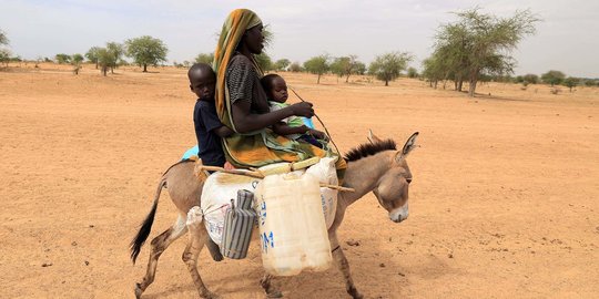 Perjuangan Warga Sudan Melarikan Diri dari Konflik Naik Keledai