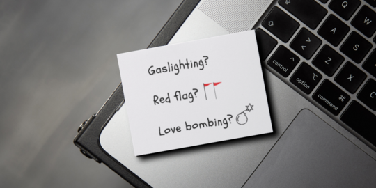 Mulai Gaslighting sampai Red Flag, Ini Arti 8 Istilah Perkencanan di Media Sosial