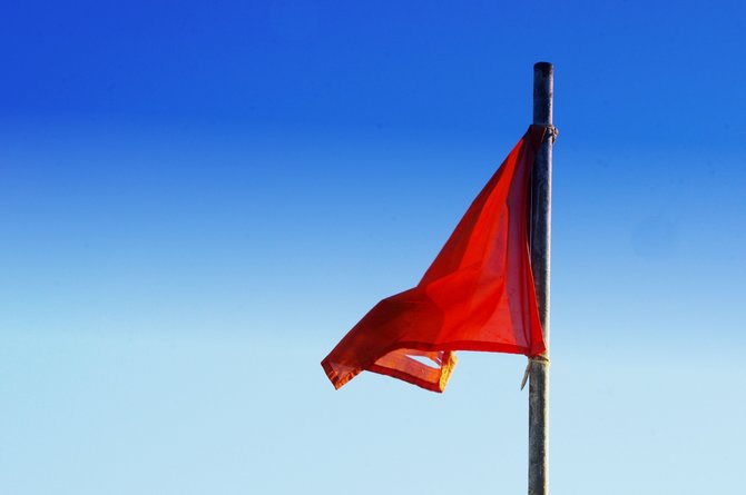 ilustrasi bendera merah atau red flag