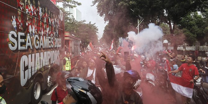 Ribuan Suporter Menyemut Padati Arak-arakan Timnas Indonesia U-22