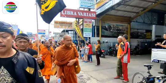 32 Biksu Thailand Lakukan Prosesi Cuci Kaki di Cirebon, Intip Makna Mendalamnya