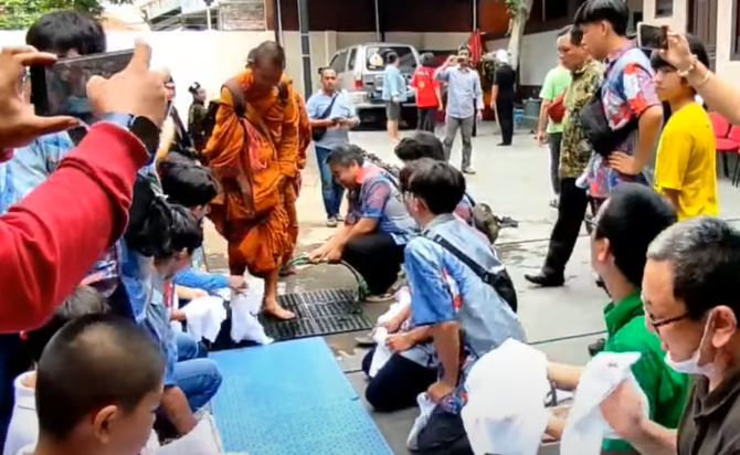 32 biksu thailand lakukan prosesi cuci kaki di cirebon