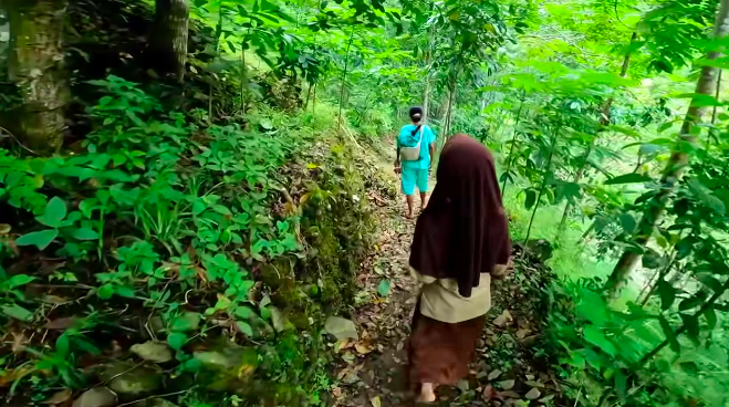 tinggal di hutan angker bocah perempuan ini rajin sekolah simpan bakat terpendam