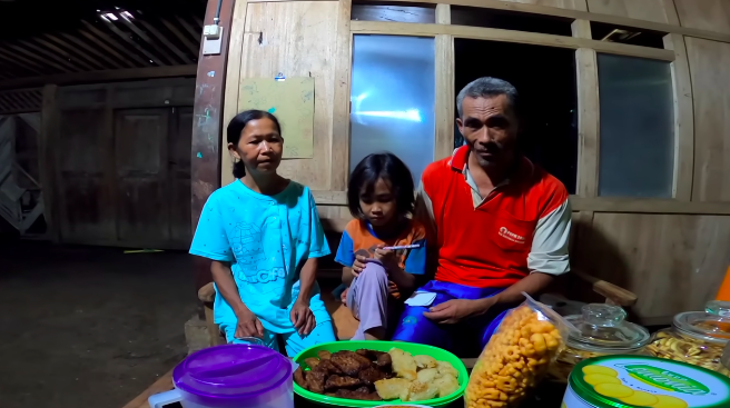 tinggal di hutan angker bocah perempuan ini rajin sekolah simpan bakat terpendam