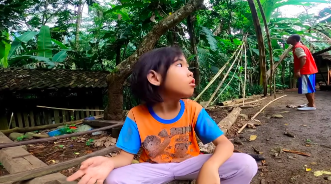 tinggal di hutan angker bocah perempuan ini rajin sekolah simpan bakat terpendam