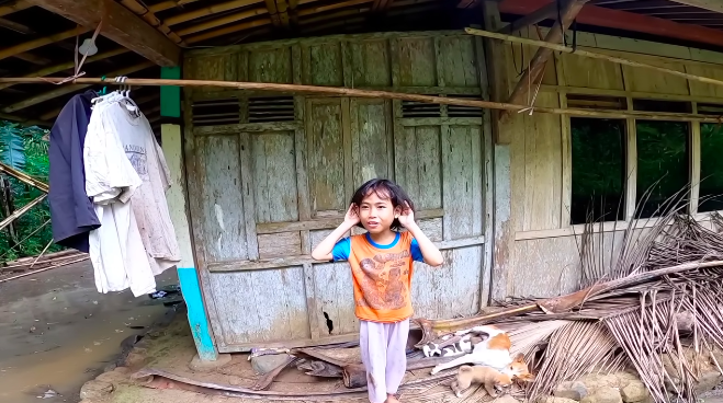 tinggal di hutan angker bocah perempuan ini rajin sekolah simpan bakat terpendam