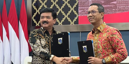 Menteri Hadi Serahkan Sertifikat Tanggul NCICD ke Pj Gubernur DKI Jakarta