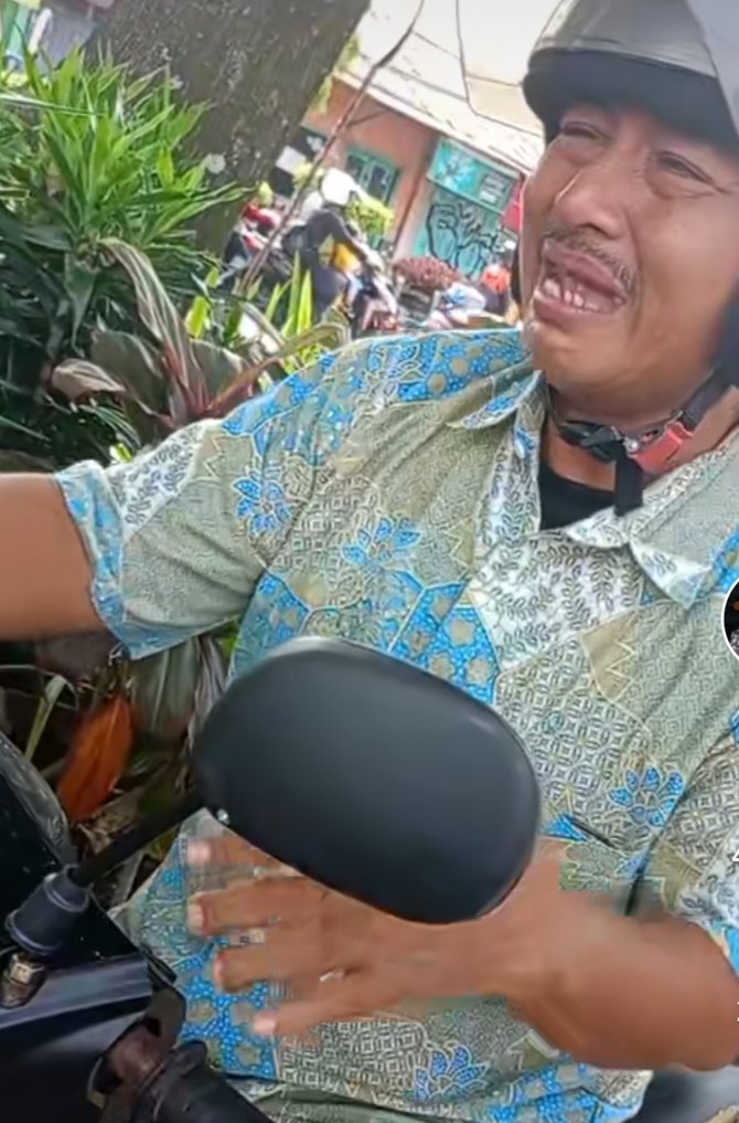 viral bapak ini menangis dibentak anaknya saat wisuda pulang motor habis bensin