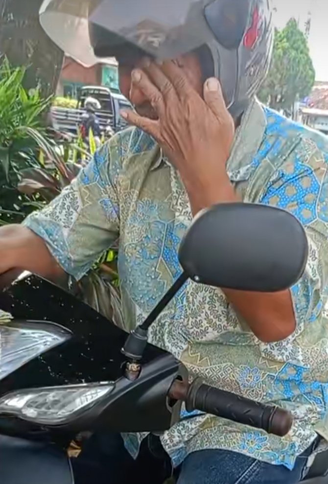 viral bapak ini menangis dibentak anaknya saat wisuda pulang motor habis bensin