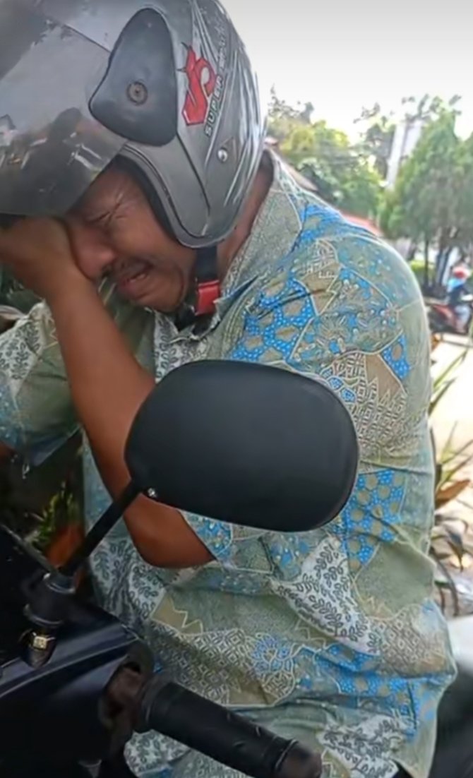 viral bapak ini menangis dibentak anaknya saat wisuda pulang motor habis bensin