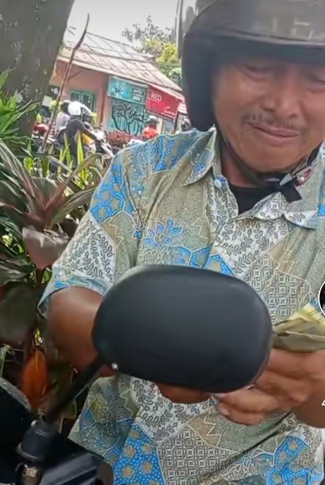 viral bapak ini menangis dibentak anaknya saat wisuda pulang motor habis bensin