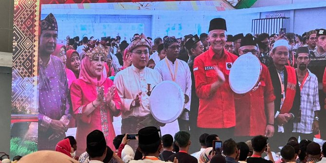 Bertemu Tokoh Adat dan Ulama Sumsel, Ganjar 'Unjuk Gigi' Menabuh Rebana