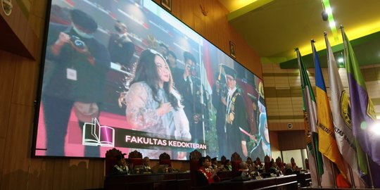 Momen Haru Adik Gantikan Kakak yang Meninggal Jelang Wisuda Dokter,Ibu Sampai Pingsan