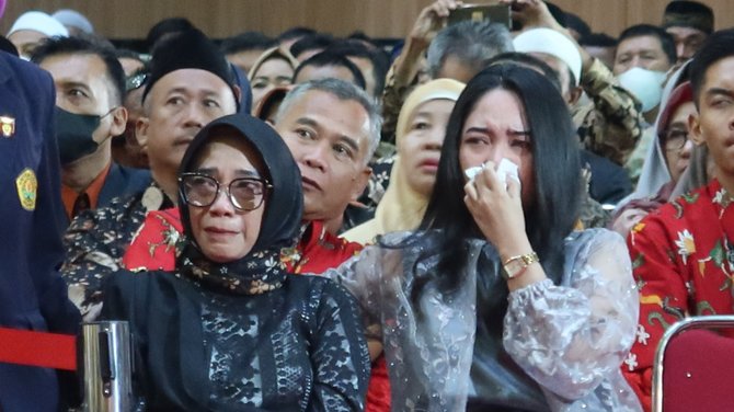 ibu dan adik wakili wisudawan unjem yang meninggal