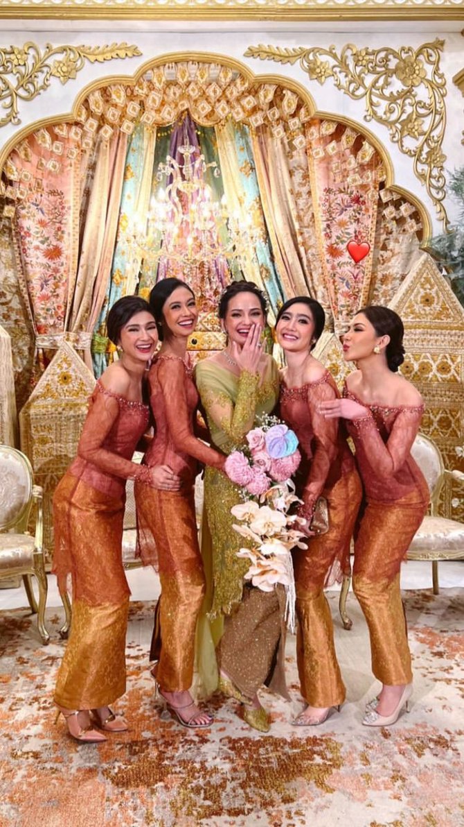 tak kalah cantik dari mempelai wanita ini potret bridesmaid di pernikahan enzy storia