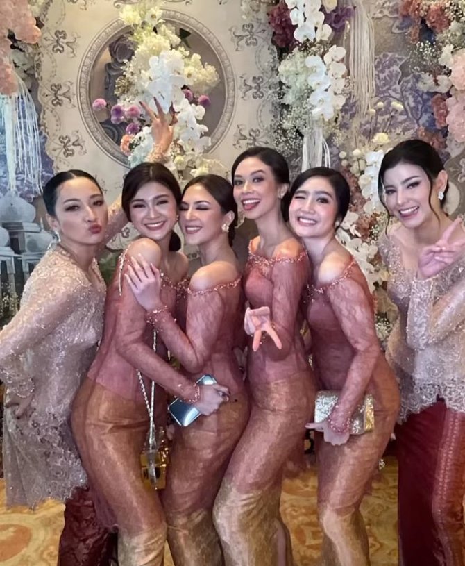 tak kalah cantik dari mempelai wanita ini potret bridesmaid di pernikahan enzy storia