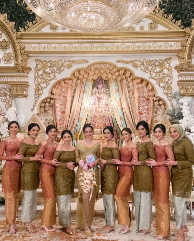 tak kalah cantik dari mempelai wanita ini potret bridesmaid di pernikahan enzy storia