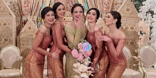 Penampilan Anggun Empat Bestie Kondang Enzy Storia sebagai Bridesmaid