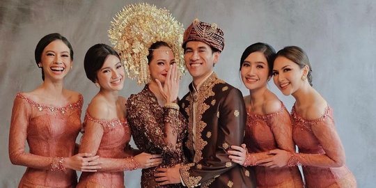 Foto Enzy Storia, Jessica Mila, Furry Citra Giliran Bridesmaid Buat Satu Sama Lain