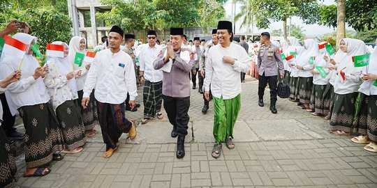 Berkunjung ke Ponpes di Jateng, Kapolri Ingatkan Santri Waspada Hoaks Jelang Pemilu